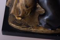 Niña abrazando un bulldog. Julius Paul Schmidt Felling (Alemania) 3